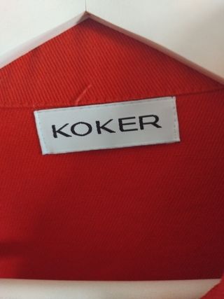 Chaqueta vaquera Koker roja con tachuelas
