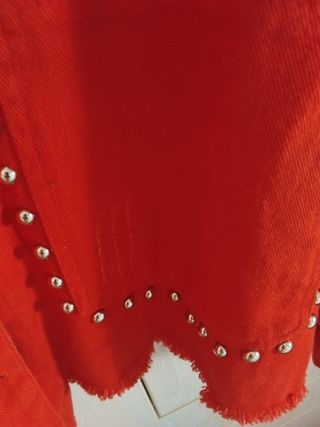 Chaqueta vaquera Koker roja con tachuelas

