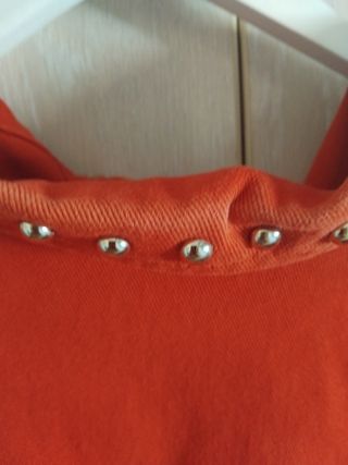 Chaqueta vaquera Koker roja con tachuelas
