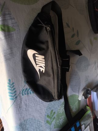 Riñonera Nike Negra JD
Venta en persona