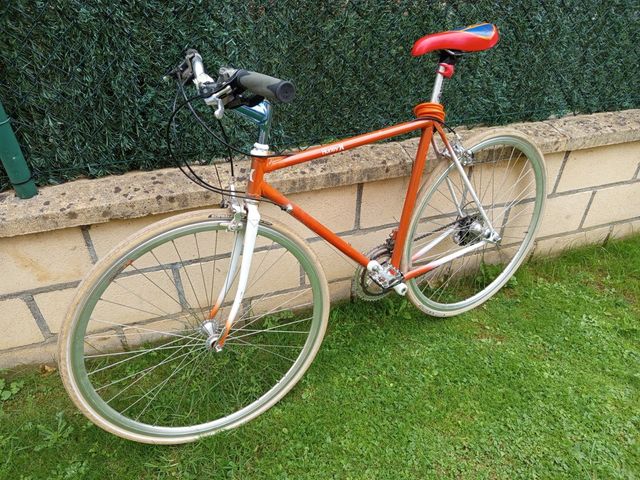 Bicicleta urbana clásica naranja