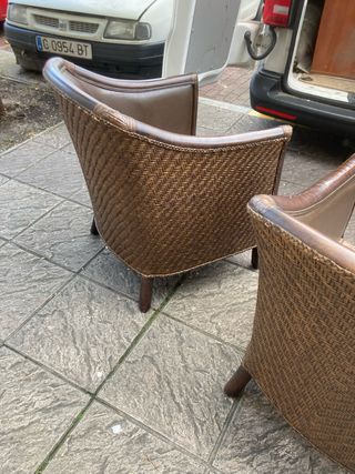Sillón de cuero y mimbre