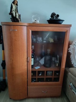 Vitrina de madera y cristal