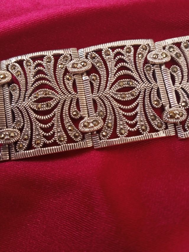 Pulsera de plata con diseño intrincado