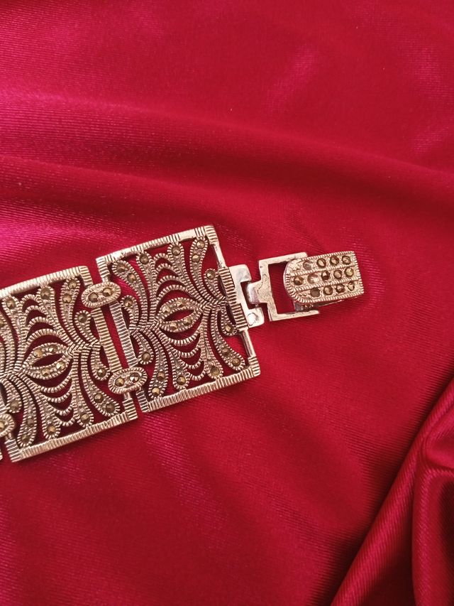 Pulsera de plata con diseño intrincado