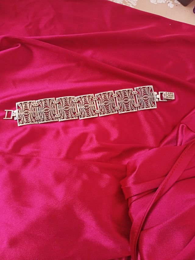 Pulsera de plata con diseño intrincado