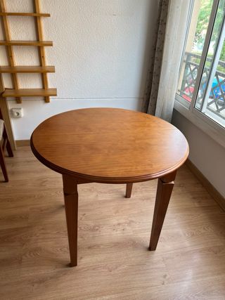 Mesa de comedor de madera. Extensible y 4 sillas
