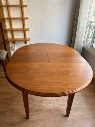 Mesa de comedor de madera. Extensible y 4 sillas
