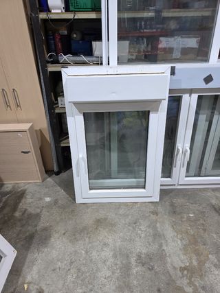 Ventana de aluminio blanca