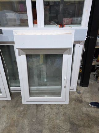 Ventana de aluminio blanca