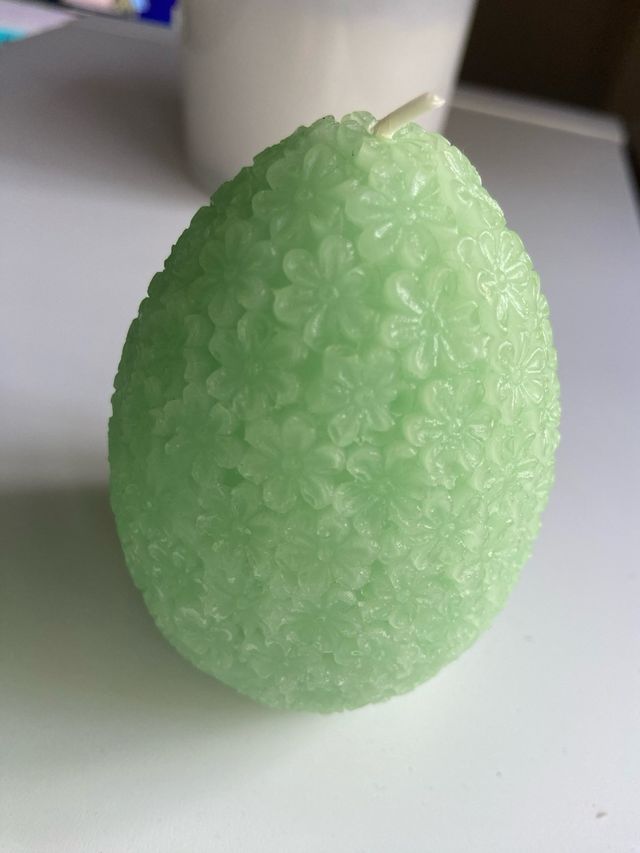 Velas decorativas verdes con diseño floral