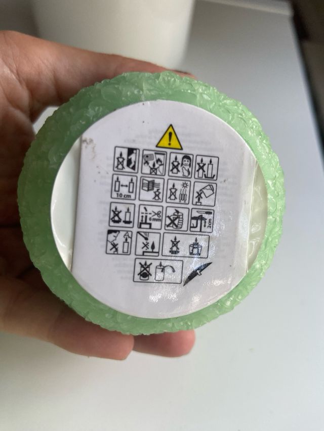 Velas decorativas verdes con diseño floral