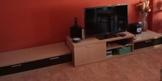 Mueble de TV beige y marrón