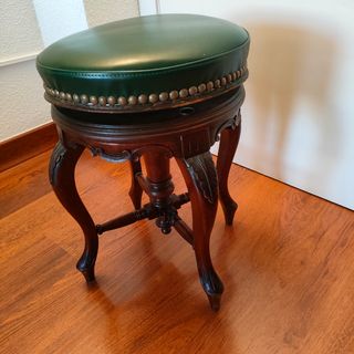 Banqueta de piano de caoba regulable en altura.