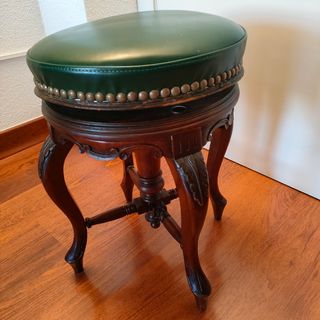 Banqueta de piano de caoba regulable en altura.