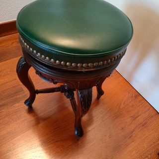 Banqueta de piano de caoba regulable en altura.