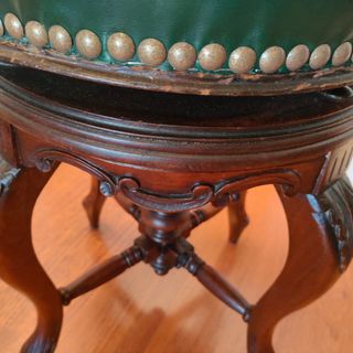 Banqueta de piano de caoba regulable en altura.