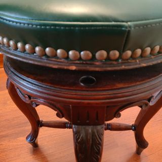 Banqueta de piano de caoba regulable en altura.