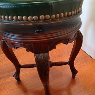 Banqueta de piano de caoba regulable en altura.