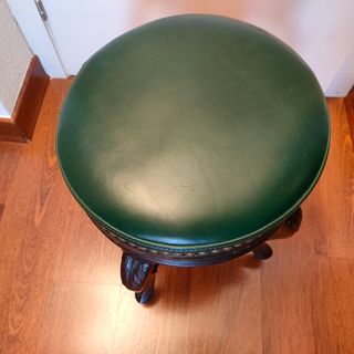 Banqueta de piano de caoba regulable en altura.