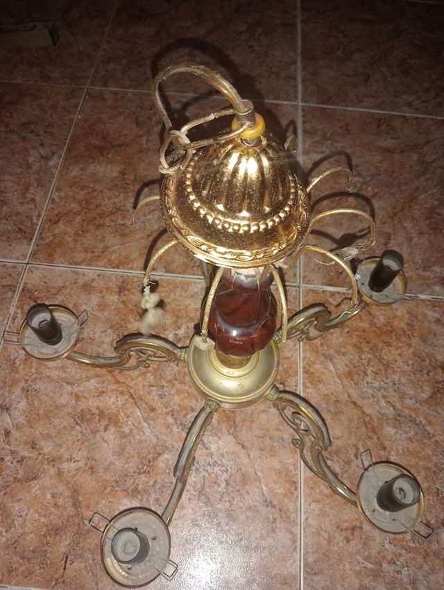 Lámpara de metal y cristal dorada