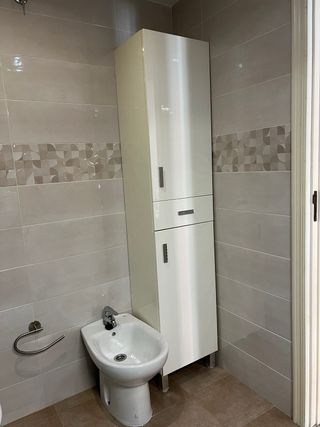 Dos muebles de baño blancos y grises