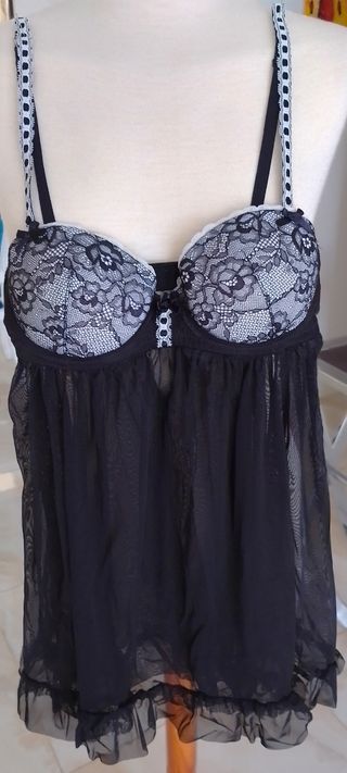 Pijama rosa de encaje