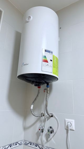 Termo eléctrico de agua prácticamente nuevo.