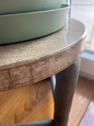 Tavoli sagomati/supporti per piante in cemento e legno