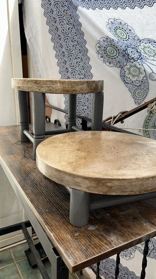 Tavoli sagomati/supporti per piante in cemento e legno