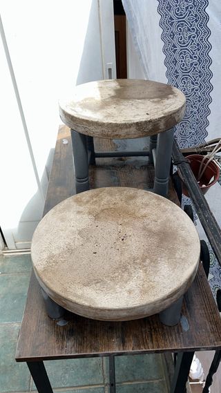 Tavoli sagomati/supporti per piante in cemento e legno