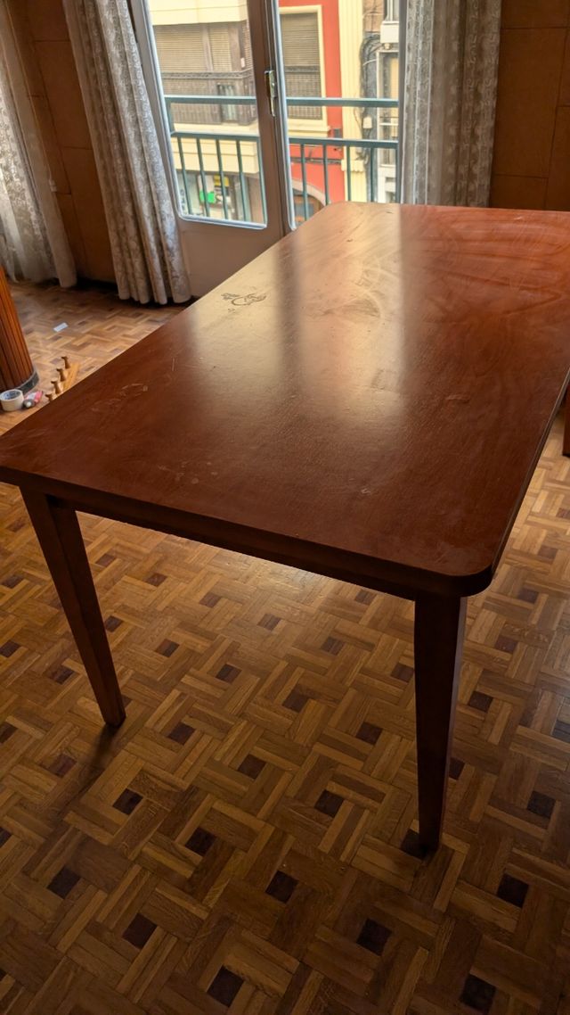 Mesa de comedor de madera