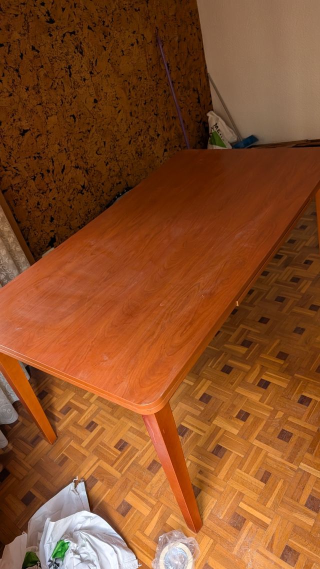 Mesa de comedor de madera