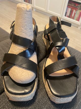 Sandalias de cuña negras