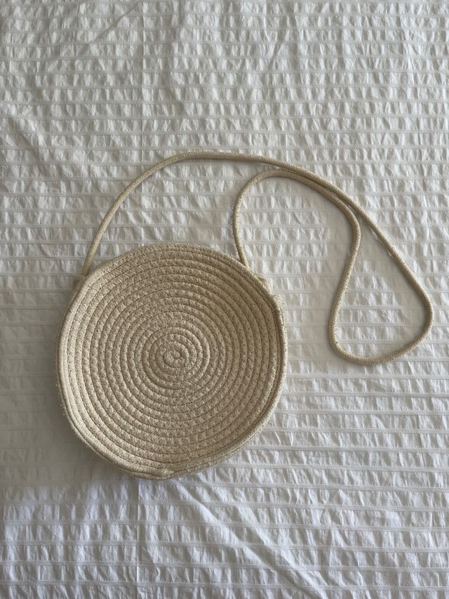 Bolso redondo de cuerda beige