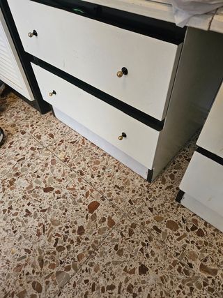 Mesitas de noche blancas y negras