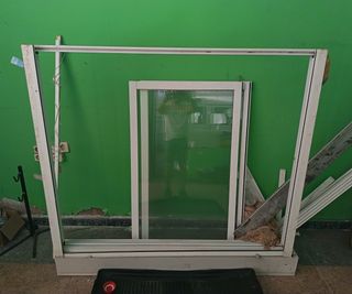 Ventana de aluminio, con premarco