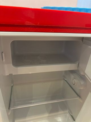 Mini Nevera Hisense Roja con Congelador