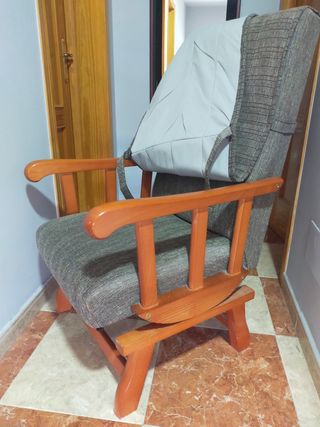 Butaca Mecedora Madera y Tapizado Marrón
