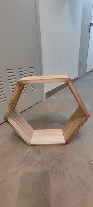 Estantería hexagonal de madera sin estrenar