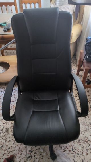 Silla de oficina negra de piel sintética