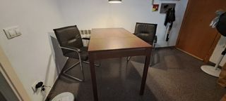 Mesa de comedor y 2 sillas negras