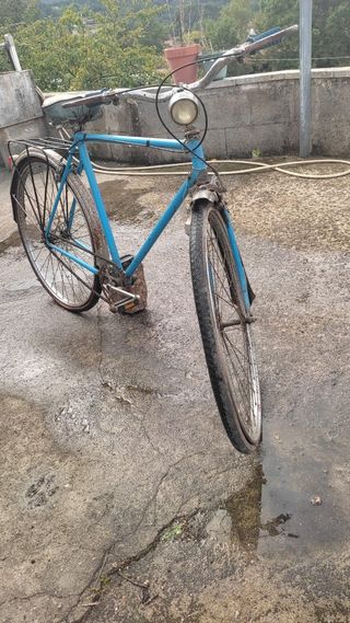 Bicicleta antigua paseo azul