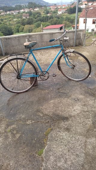 Bicicleta antigua paseo azul