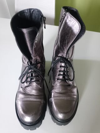 Anfibi argentati con lacci e zip