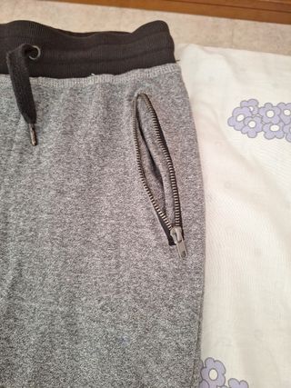 Pantalón largo gris con cremallera