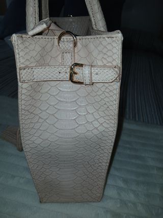 Bolso de mano y asa para colgar. Rosa clarito ,