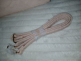 Bolso de mano y asa para colgar. Rosa clarito ,