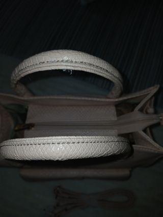 Bolso de mano y asa para colgar. Rosa clarito ,