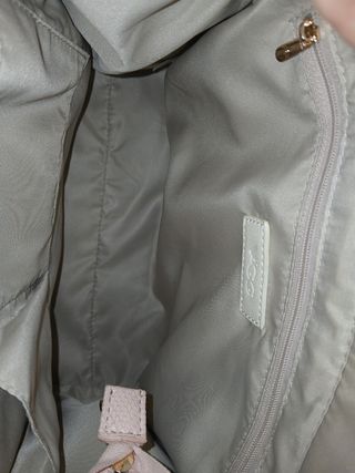 Bolso de mano y asa para colgar. Rosa clarito ,